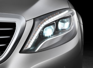 Đèn pha Mercedes cấu tạo và cách vệ sinh